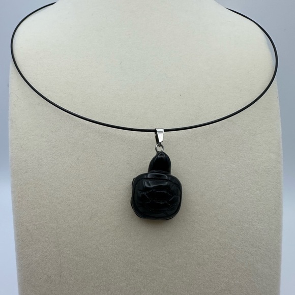 Obsidian turtle carving pendant on wire choker with silver hardware - Picture 1 of 8